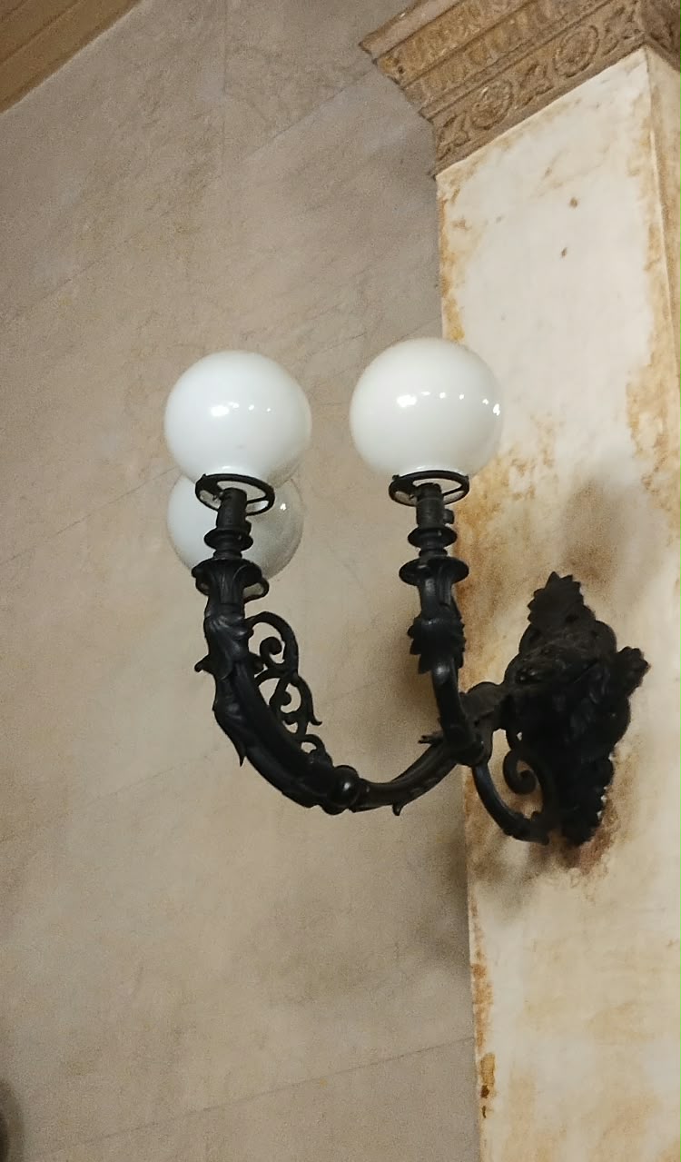 Numeração a partir da mesa da recepcionista. Peça nº 005.040 - Arandela 4 Essa peça está sem ligação elétrica.